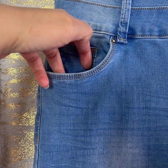 Ibiza ULTRA HIGH WAIST BETTER BOOTY" Light Wash Jeans Size 5 - Picture 7 of 16